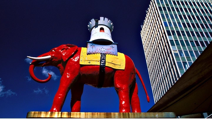 An elephant of elephant and castle park, resembling the borough of London.